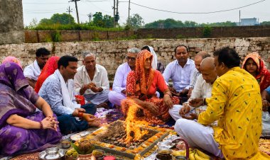 गांव के शुद्धिकरण और अच्छी बारिश की कामना को यज्ञ में दी आहुति