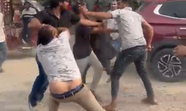 स्कूटी का टायर छूने पर दो पक्षों में जमकर चले लाठी-डंडे और पत्थर , भाजपा युवा मोर्चा कार्यकर्ताओं ने किया प्रदर्शन