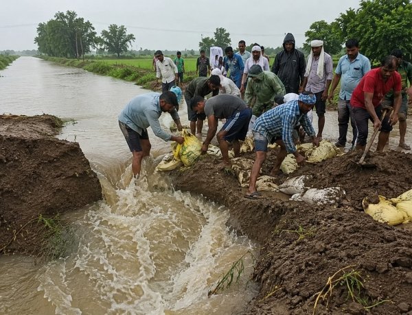 माइनर की तीन जगह पटरी टूटी, खेतों में घुसा पानी; बारिश के बीच किसानों ने खुद संभाला मोर्चा