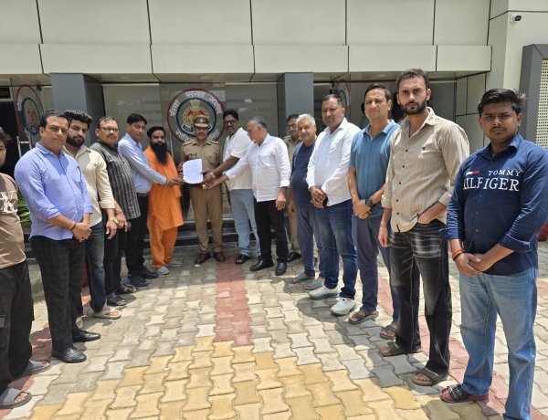 प्रतीक ग्रुप व आवास विकास परिषद के अधिकारियों पर मुकदमा दर्ज कराने की दी गईं तहरीर