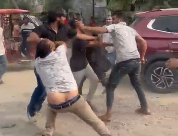 स्कूटी का टायर छूने पर दो पक्षों में जमकर चले लाठी-डंडे और पत्थर , भाजपा युवा मोर्चा कार्यकर्ताओं ने किया प्रदर्शन