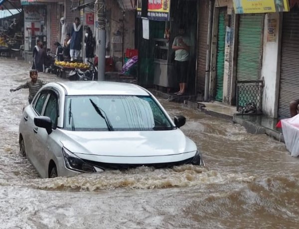मूसलाधार बारिश ने खेकड़ा की रफ्तार थामी, बाजार से लेकर अंडरपास तक जलमग्न