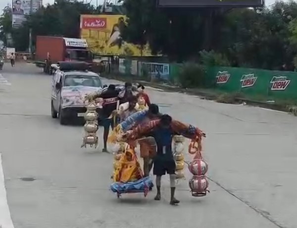 श्रद्धा सेवा की अनूठी मिसाल : हरिद्वार से कावड़ में दादी को लाया पोता