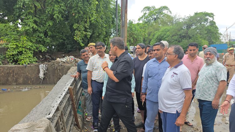 पहली बारिश में डूबा प्रताप विहार, डीएम खुद उतरे कीचड़ में,नाला संकरा करने पर भड़के, जांच के दिए आदेश