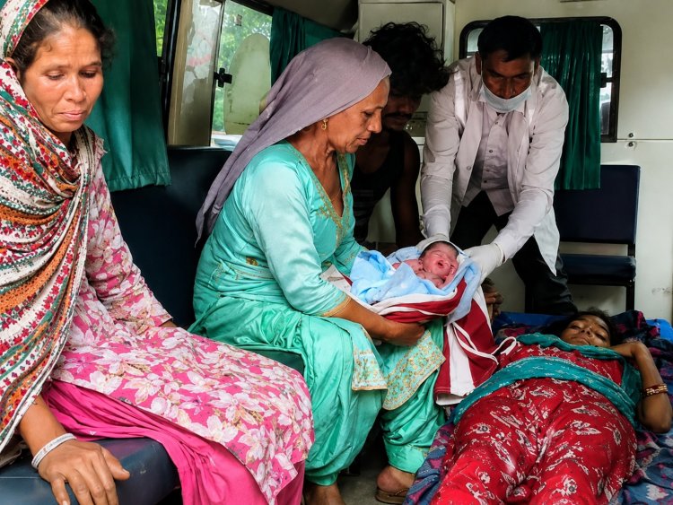 चलती एंबुलेंस में गूंजी किलकारी, महिला ने बेटे को दिया जन्म