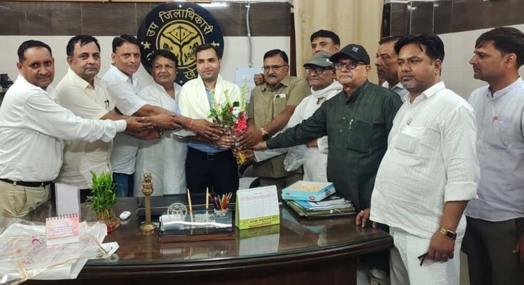 भावभीनी विदाई के बीच छलके सम्मान के भाव, कानपुर स्थानांतरण पर एसडीएम मनीष यादव का हुआ अभिनंदन