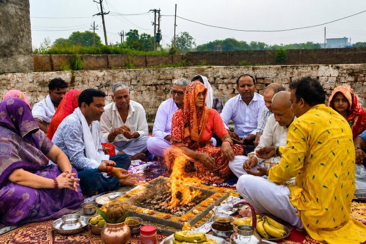 गांव के शुद्धिकरण और अच्छी बारिश की कामना को यज्ञ में दी आहुति
