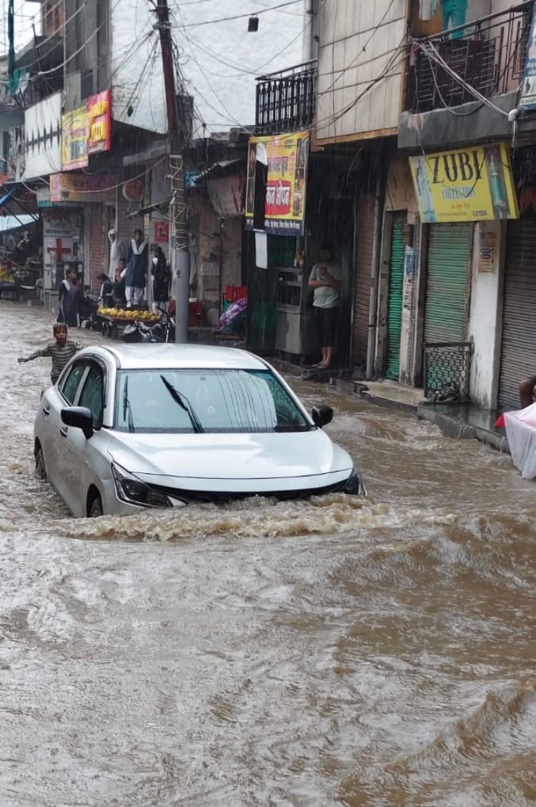 मूसलाधार बारिश ने खेकड़ा की रफ्तार थामी, बाजार से लेकर अंडरपास तक जलमग्न