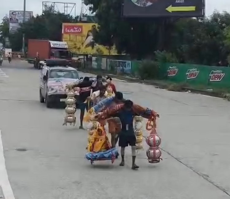 श्रद्धा सेवा की अनूठी मिसाल : हरिद्वार से कावड़ में दादी को लाया पोता