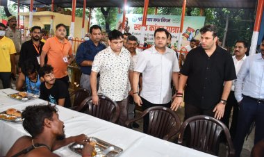 नगर निगम के कांवड़ शिविर पहुंचे डीएम, व्यवस्थाओं का लिया जायजा, श्रद्धालुओं को वितरित किया प्रसाद