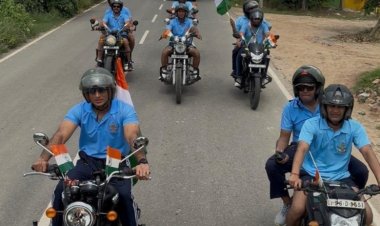 वायु सेना कर्मियों ने निकाली तिरंगा यात्रा, ग्रामीणों ने की पुष्प वर्षा
