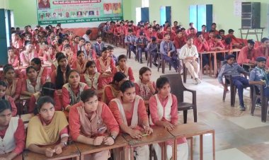 गांधी इंटर कॉलेज में 'अधिकारी-विद्यार्थी संवाद': अफसरों ने दिए सफलता के मूलमंत्र, छात्रों ने खुलकर पूछे सवाल
