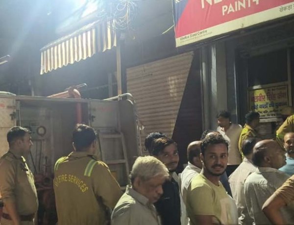 राहगीरों की सतर्कता और फायर ब्रिगेड की मुस्तैदी से टला बाजार में बड़ा अग्निकांड