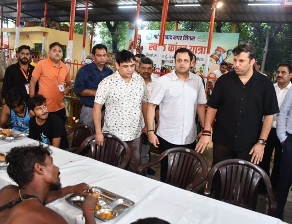 नगर निगम के कांवड़ शिविर पहुंचे डीएम, व्यवस्थाओं का लिया जायजा, श्रद्धालुओं को वितरित किया प्रसाद