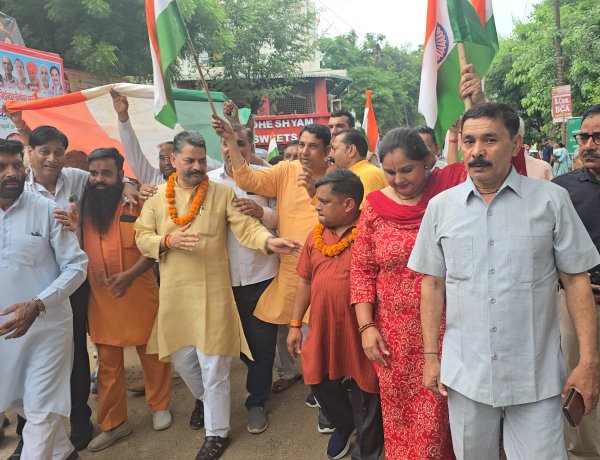 गाजियाबाद के प्रताप विहार में गूंजा तिरंगे का जयघोष वार्ड 55 में निकली विशाल तिरंगा यात्रा