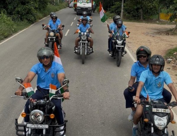 वायु सेना कर्मियों ने निकाली तिरंगा यात्रा, ग्रामीणों ने की पुष्प वर्षा