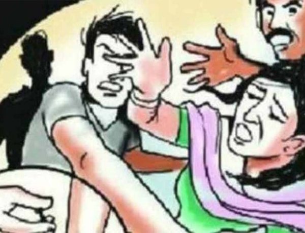 विधवा से अश्लील मांग का विरोध पड़ा भारी, घर में घुसकर मां-बेटे से मारपीट