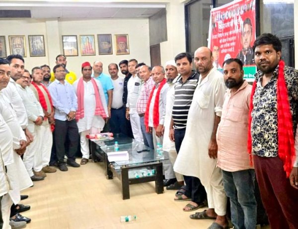 सपा कार्यकर्ताओं ने की एक बैठक