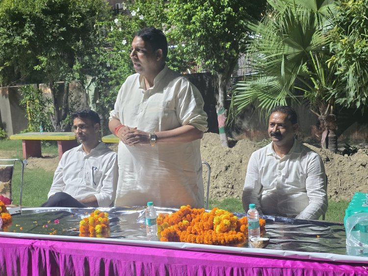 जी ब्लॉक का पार्क नंबर-2 भी हाईमास्ट लाइट से जगमगाया, विधायक संजीव शर्मा ने किया लोकार्पण