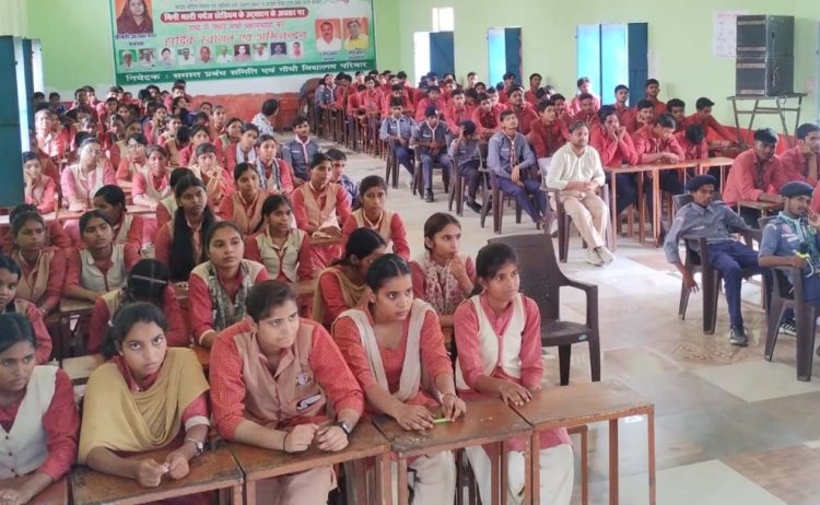 गांधी इंटर कॉलेज में 'अधिकारी-विद्यार्थी संवाद': अफसरों ने दिए सफलता के मूलमंत्र, छात्रों ने खुलकर पूछे सवाल