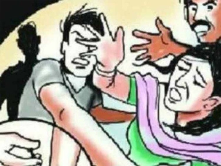 विधवा से अश्लील मांग का विरोध पड़ा भारी, घर में घुसकर मां-बेटे से मारपीट