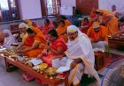 उत्तम आर्जव धर्म की भक्ति में डूबे श्रद्धालु