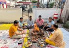 हवन में आहुति देकर विश्व शांति की कामना