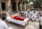 गांव के प्राचीन शिव मंदिर के महंत की मौत से शोक, गमगीन माहौल में मंदिर लाया गया शव