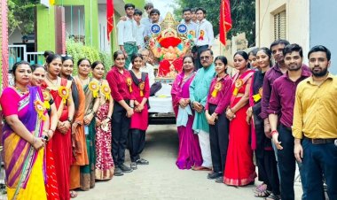 बैंड-बाजे की धुन पर निकली गणपति शोभायात्रा, पंडाल में विराजे लाल बाग के राजा