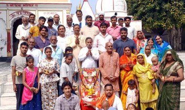 हवन में आहुतियां देकर भगवान विश्वकर्मा से देश में निर्माण कार्य निरंतर बने रहने की कामना की