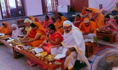 उत्तम आर्जव धर्म की भक्ति में डूबे श्रद्धालु