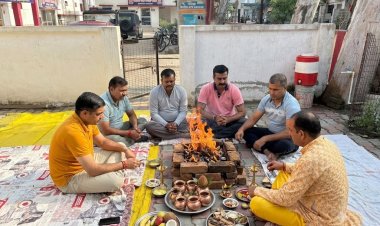 हवन में आहुति देकर विश्व शांति की कामना