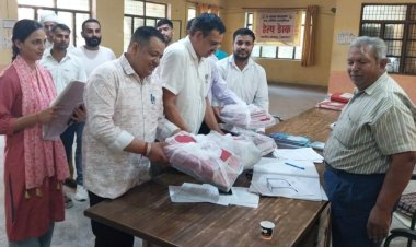 अतिरिक्त हल्के के बस्ते जमा कर लेखपालों ने शुरू किया कार्य बहिष्कार