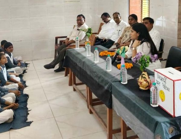 जैन इंटर कॉलेज में 'अधिकारी-विद्यार्थी संवाद': तहसीलदार वर्तिका श्रीवास्तव ने दिए सफलता के मूलमंत्र