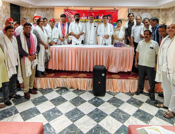 सपा कार्यकर्ताओं ने की बैठक, हुआ चुनावों पर मंथन