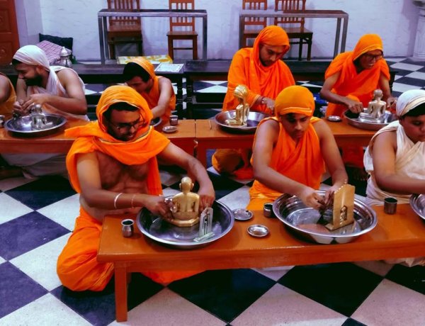 शांतिनाथ दिगंबर जैन बड़ा मंदिर में हुआ प्रतिमाओं का पावन मंजन