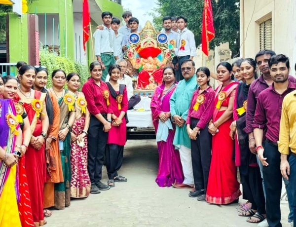 बैंड-बाजे की धुन पर निकली गणपति शोभायात्रा, पंडाल में विराजे लाल बाग के राजा