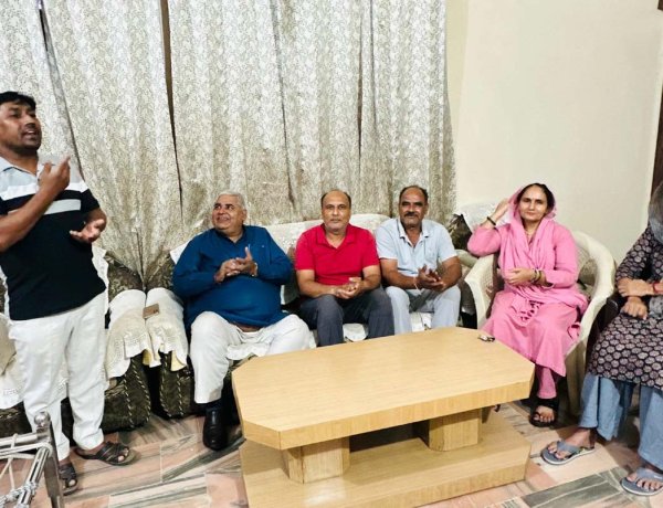 हिंदी के काव्य रस में डूबा खेकड़ा, कवियों ने रचनाओं से जगाया मातृभाषा का गौरव