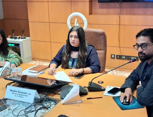 जिलाधिकारी ने की शिक्षण संस्थानों और होटल संचालकों के साथ की बैठक