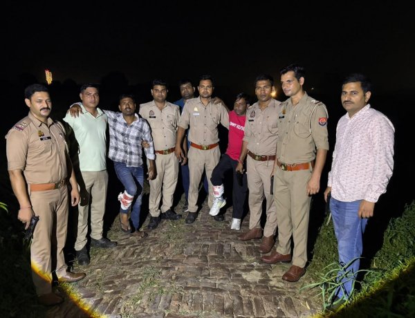पुलिस मुठभेड़ में दो पशु चोर पैर में गोली लगने से घायल