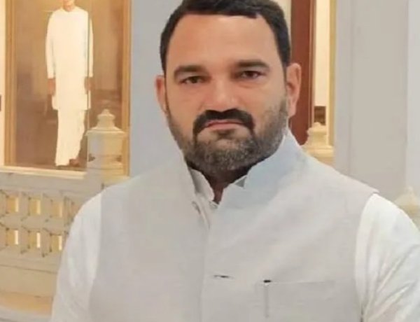बेटी को परीक्षा दिलाने गए पिता के परिवार को विधायक ने दी एक लाख की सहायता