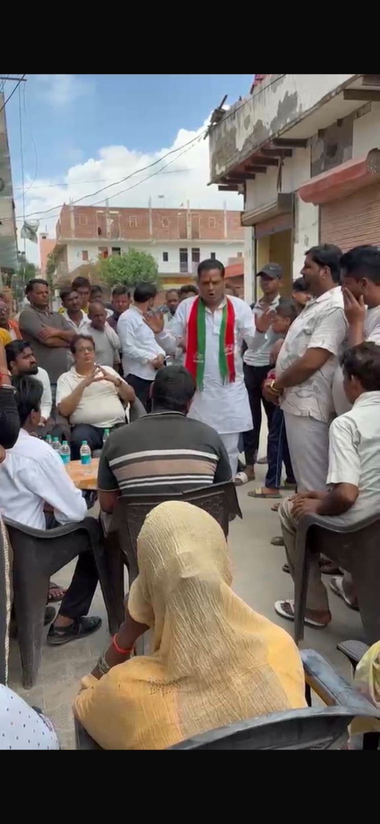 सपा कार्यकर्ताओं ने छिजारसी और चोटपुर निवासियों से मुलाकात