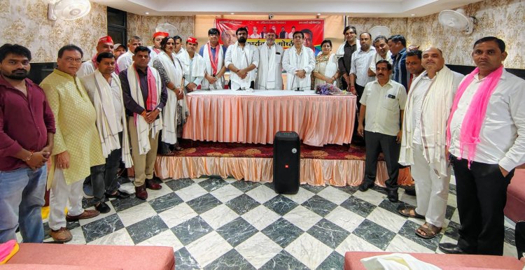 सपा कार्यकर्ताओं ने की बैठक, हुआ चुनावों पर मंथन