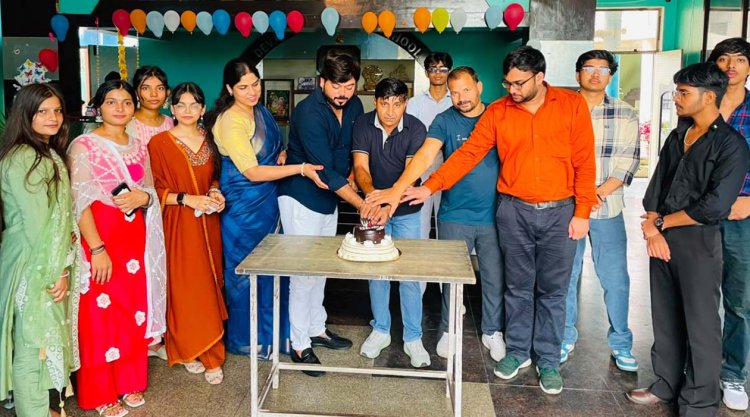 देव कृष्णा पब्लिक स्कूल में शिक्षक सम्मान समारोह का भव्य आयोजन, उत्कृष्ट शिक्षक पुरस्कृत
