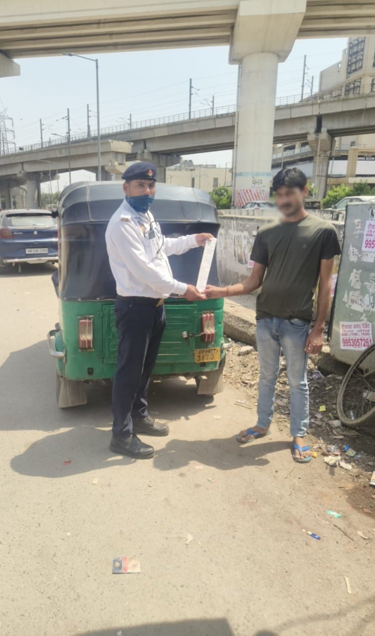 यातायात पुलिस ने 6957 वाहनों के काटे चालान, 27 वाहन सीज