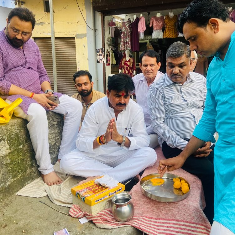 रामलीला मंचन से पहले गांधी प्याऊ पर स्थापित हुआ रामध्वज
