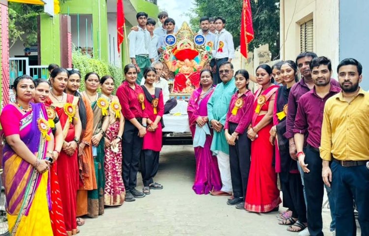 बैंड-बाजे की धुन पर निकली गणपति शोभायात्रा, पंडाल में विराजे लाल बाग के राजा