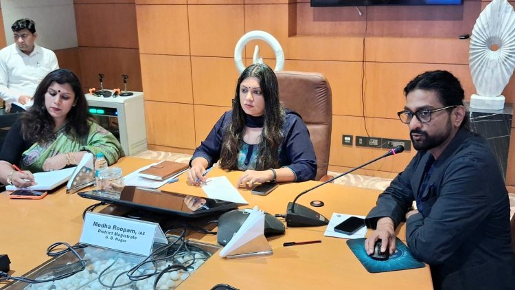 जिलाधिकारी ने की शिक्षण संस्थानों और होटल संचालकों के साथ की बैठक