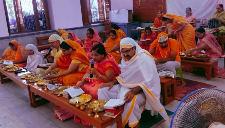 उत्तम आर्जव धर्म की भक्ति में डूबे श्रद्धालु