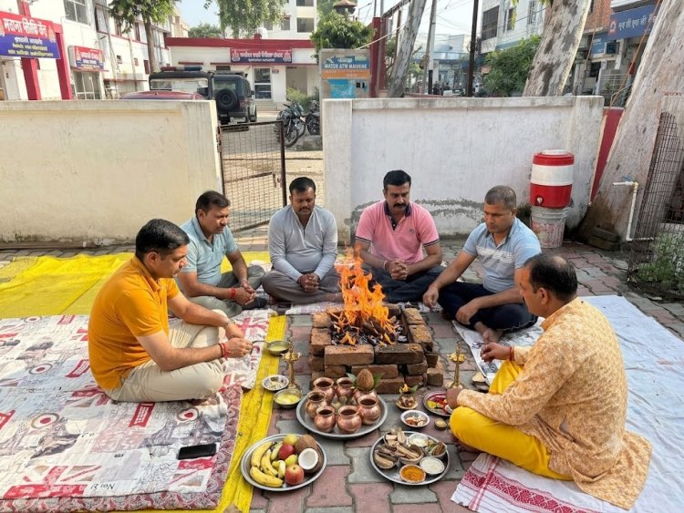 हवन में आहुति देकर विश्व शांति की कामना